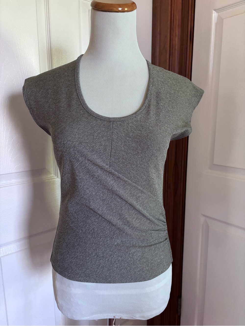 Athleta Bayview tee XS EUC Gray Scoop Neck Cap Sleeve